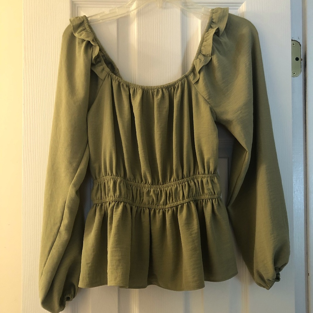 Pretty green long sleeve blouse